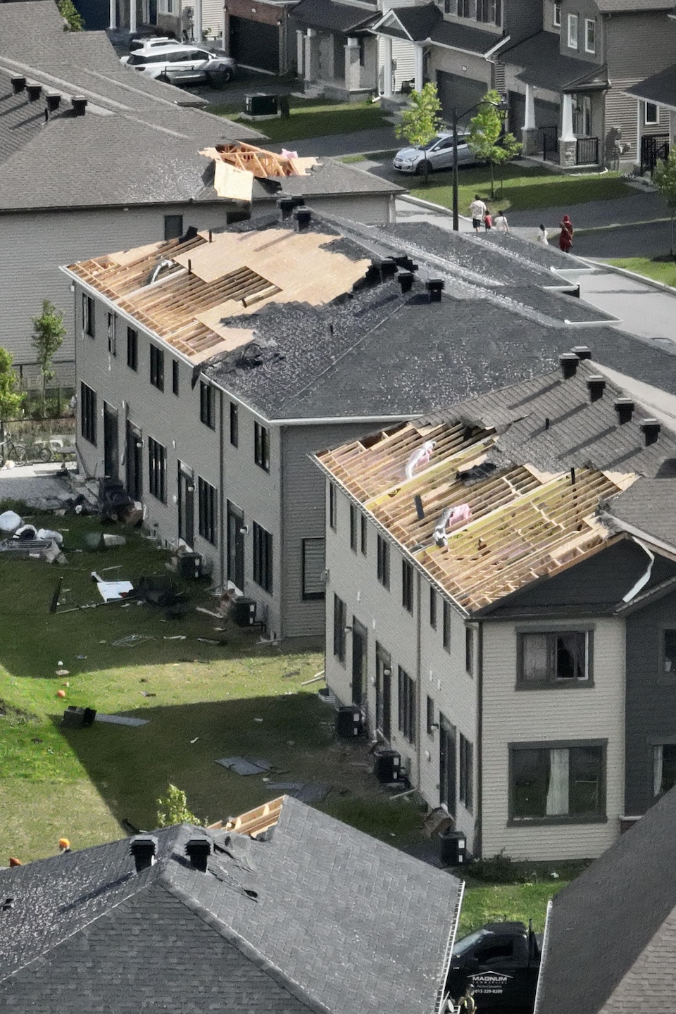 Des toits arrachés par une tornade.