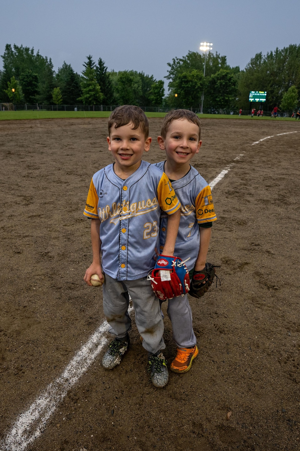 deux jeunes joueurs de baseball.