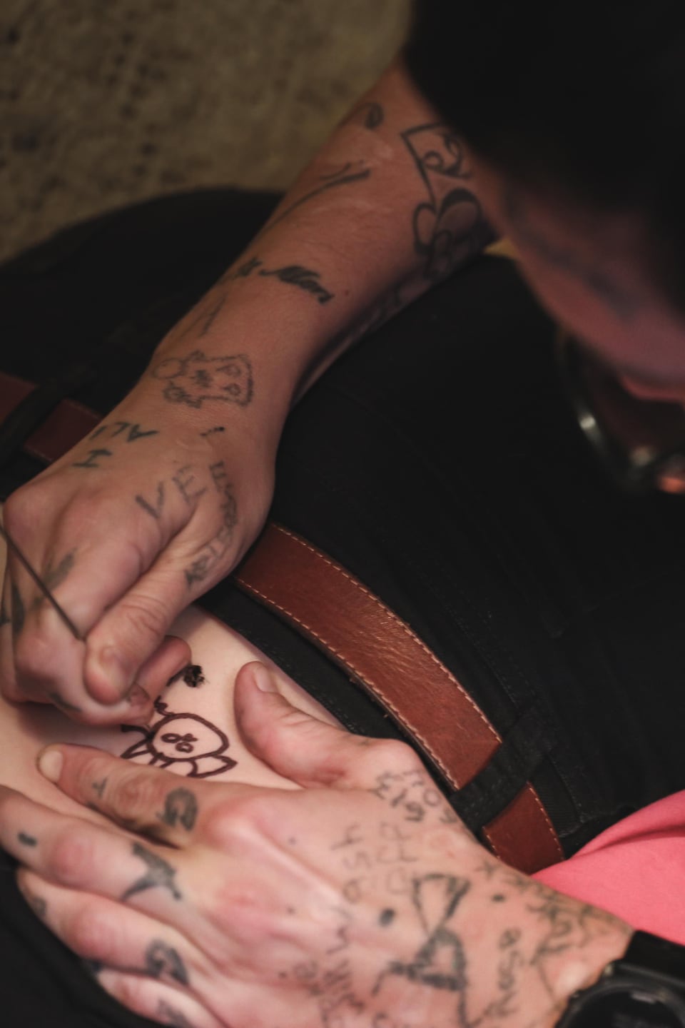 Une dame se fait tatouer le bas du dos