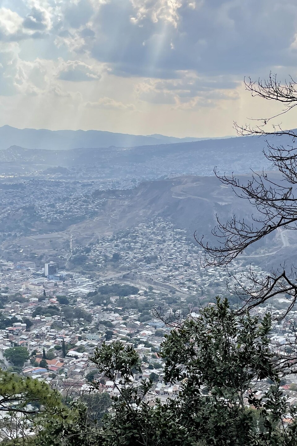La ville de Tegucigalpa, capitale du Honduras, est nichée dans les montagnes.