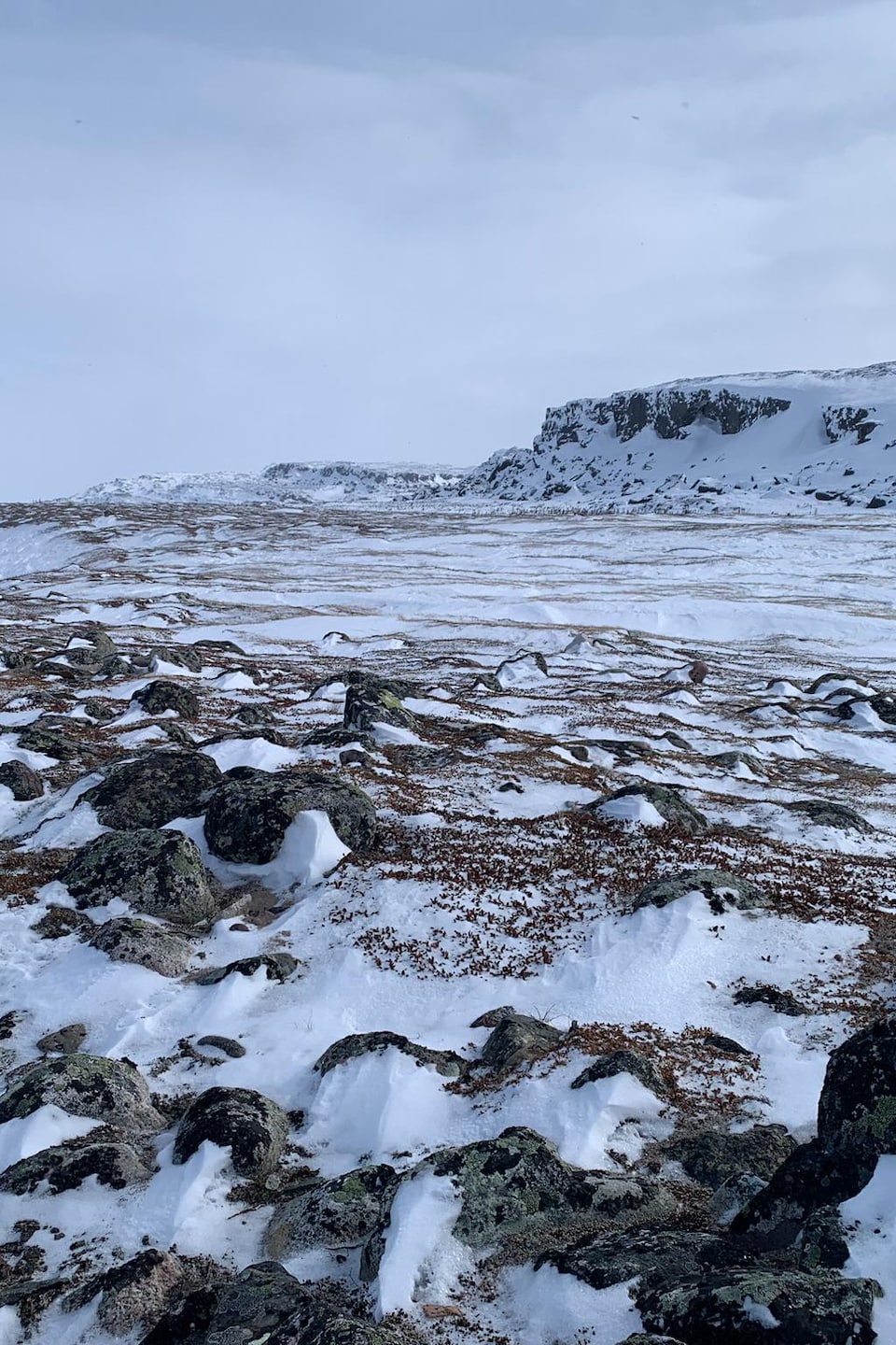 Un paysage de pierre, de neige et de glace.