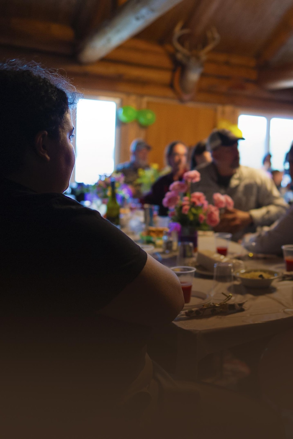 Un groupe réuni pour un souper dans un chalet.