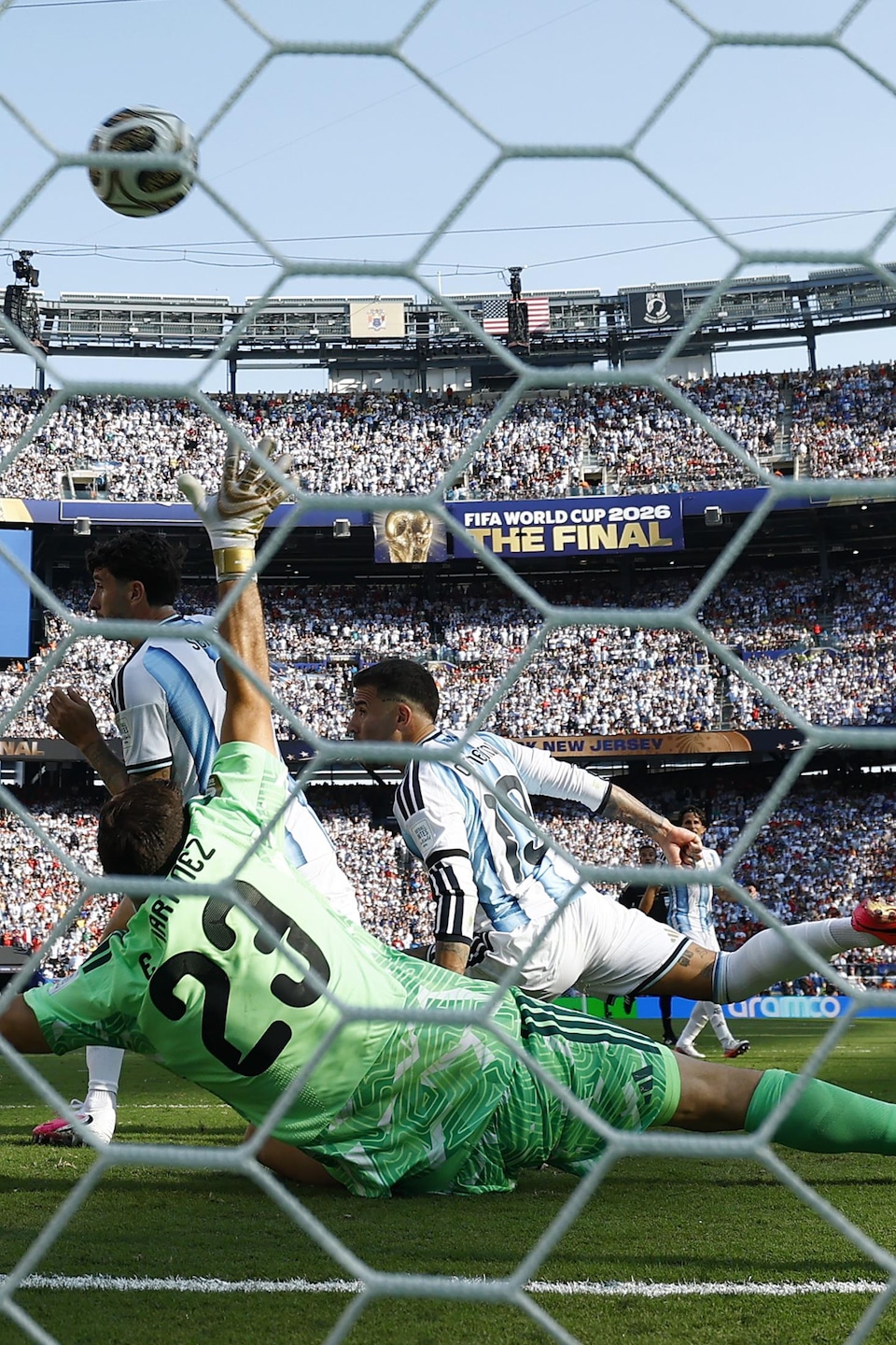 Le ballon entre dans le filet argentin.