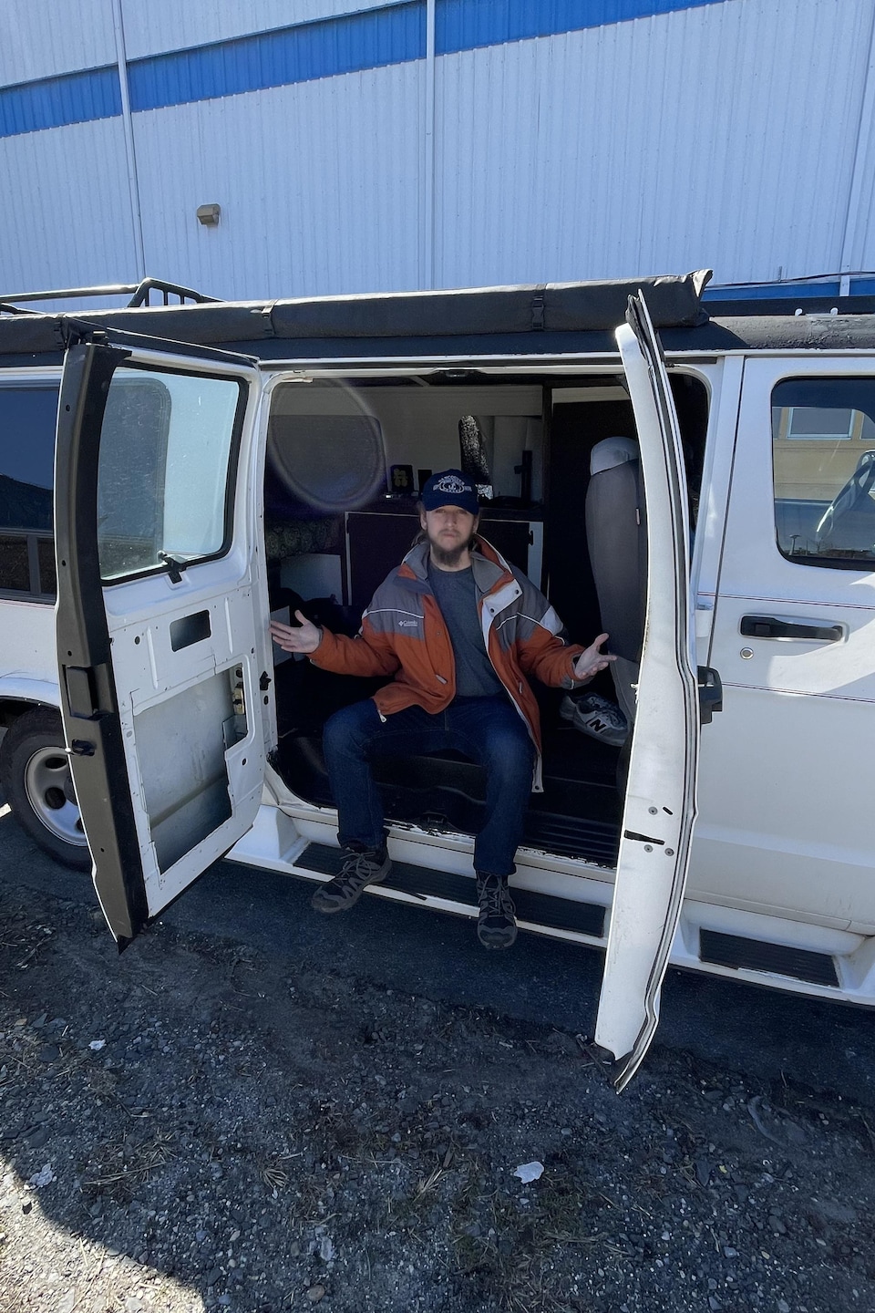 Hayden Grady vit dans sa camionnette aménagée depuis six mois