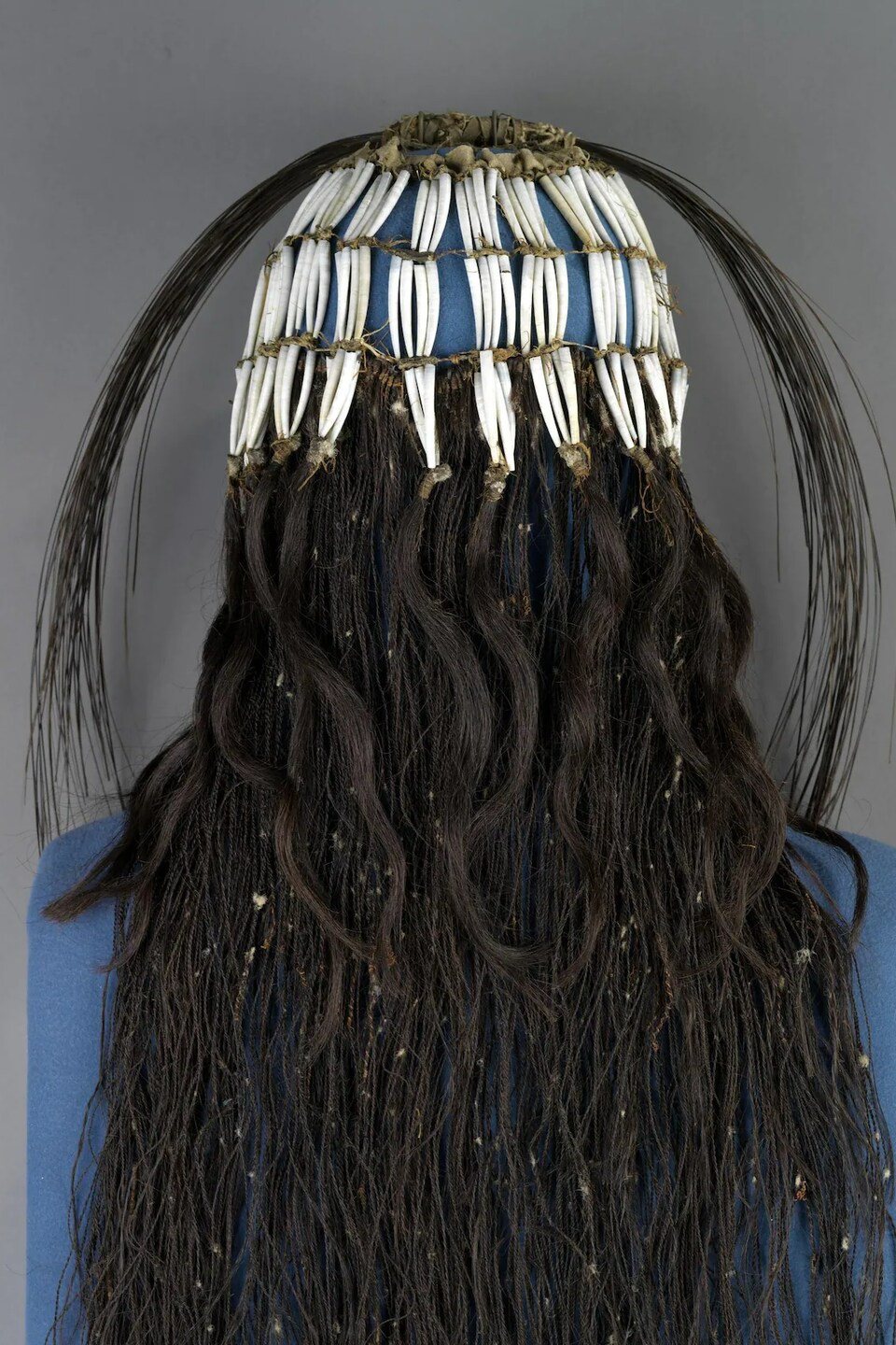 Une coiffure traditionnelle autochtone de la Première Nation Susk’uz photographiée à Prince George, en Colombie-Britannique, à l'automne 2022.