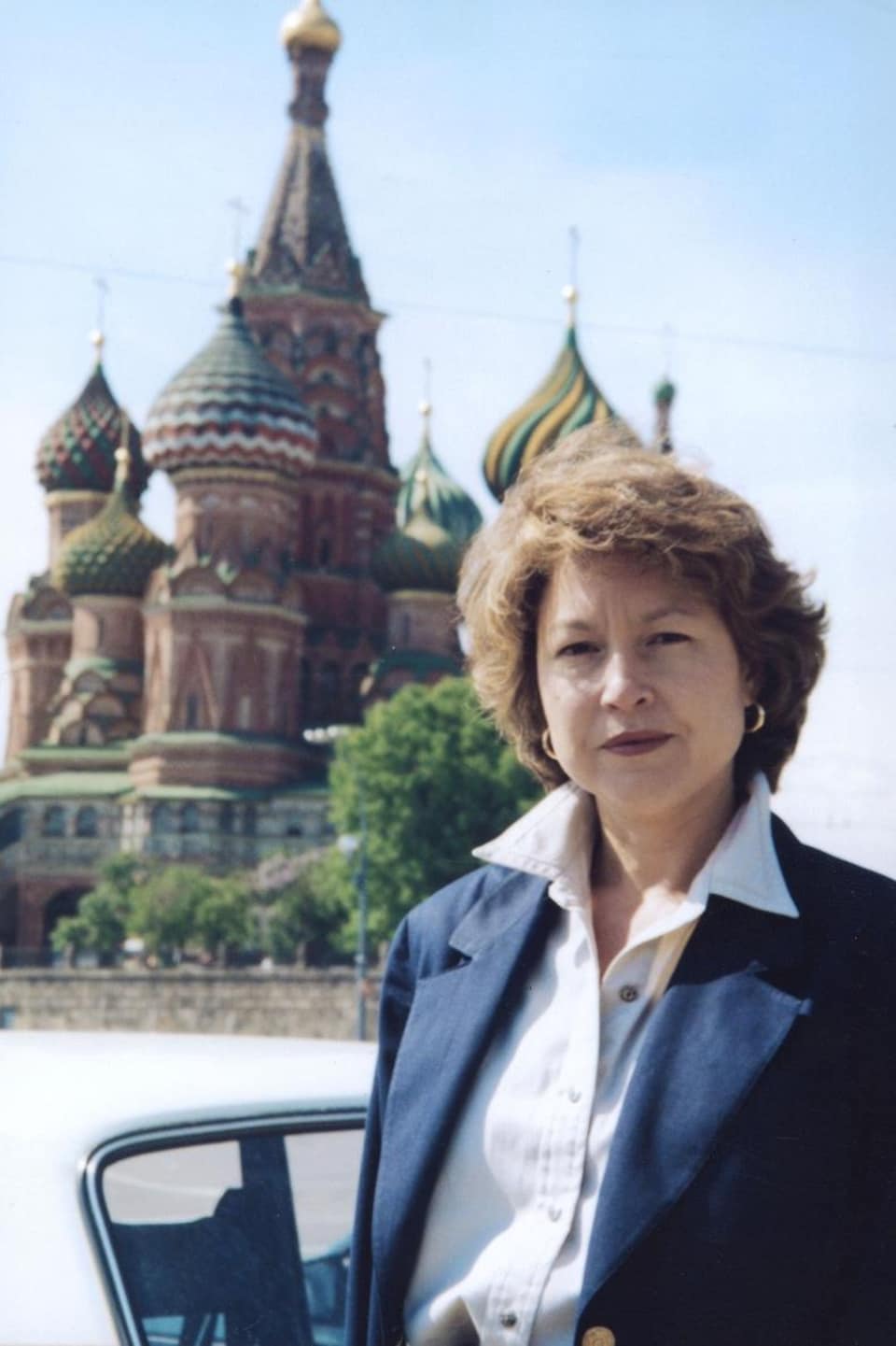 Céline Galipeau, posant sur la place Rouge à Moscou.