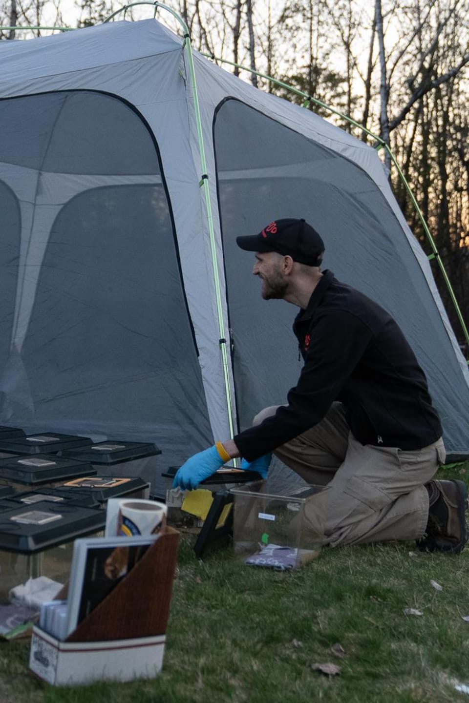 Vers 19h, au coucher du soleil, les coordonnateurs scientifiques du Zoo de Granby commencent l’installation.