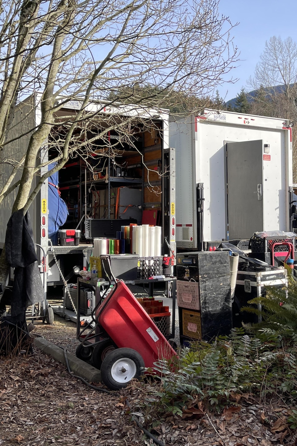 Camions et équipements de tournage dans un seceur boisé en Colombie-Britannique.