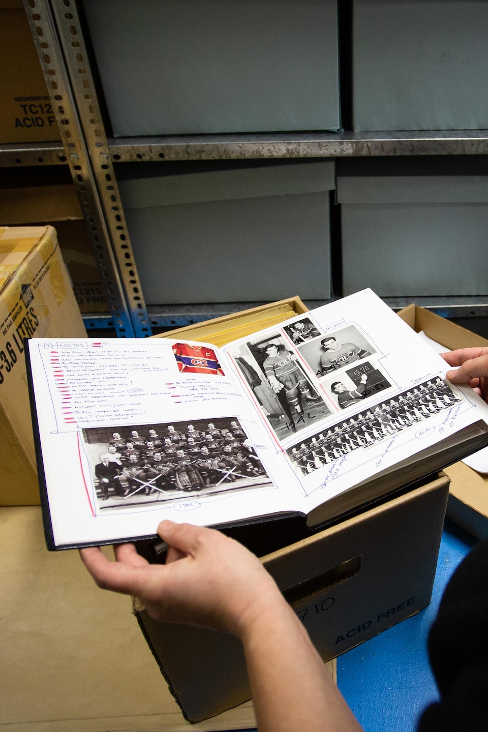 Véronique Boilard ouvre un cahier de notes du cinéaste Charles Binamé.