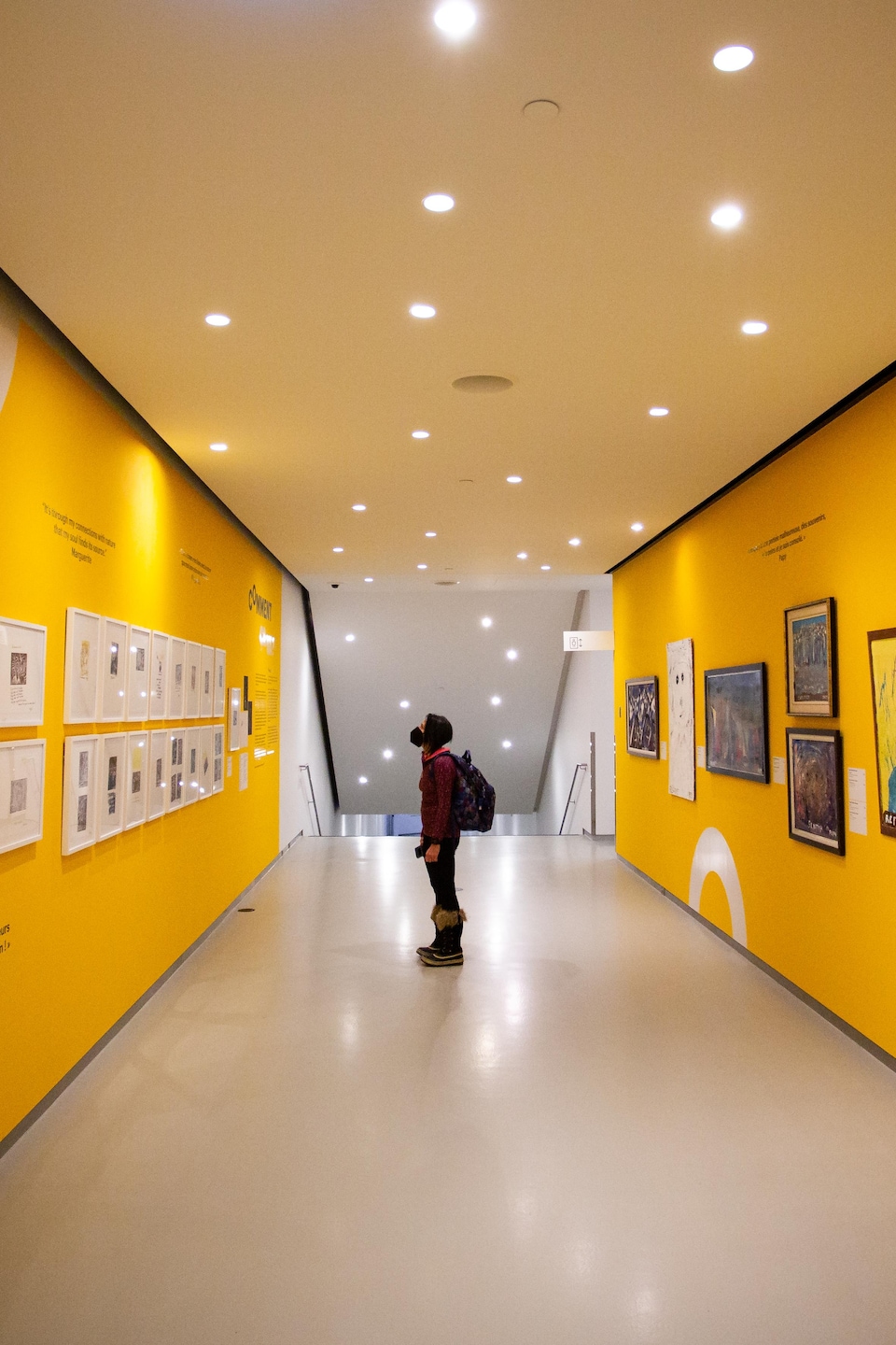 Une visiteuse déambule dans l'exposition consacrée à Papy.