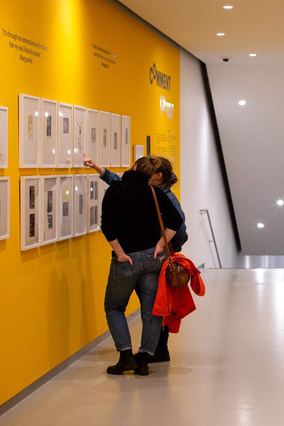 Des visiteurs observent une exposition d'arts.