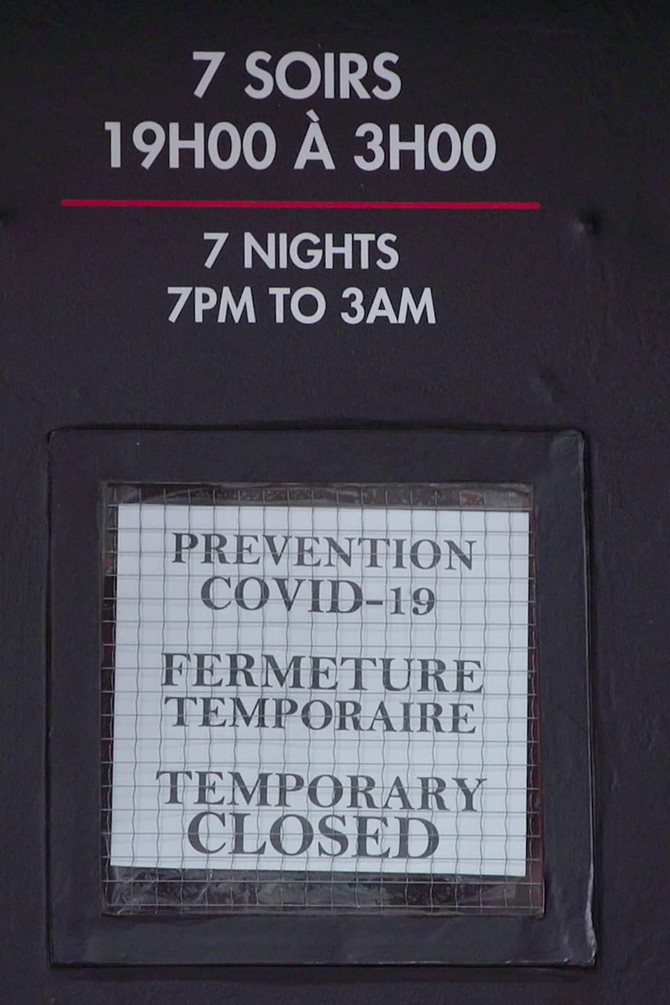 Une note sur la porte d'un bar de danseuses nues de Montréal indique la fermeture temporaire de l'établissement.