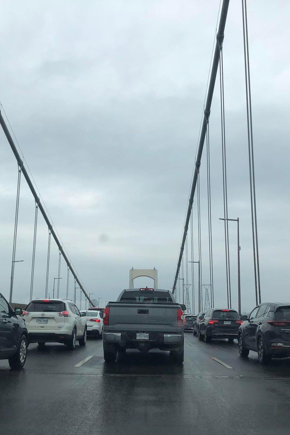 Des voitures sur un pont, immobilisés à cause du trafic.