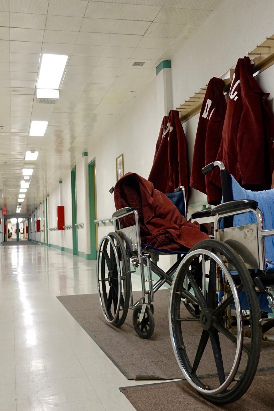 Des fauteuils roulants dans un corridor au sous-sol du pénitencier Laurel Highlands                              