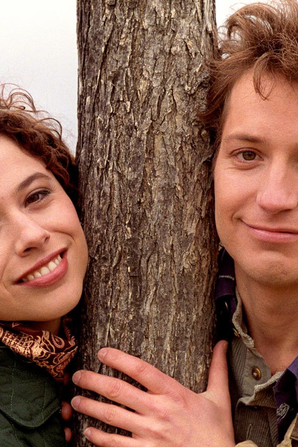 À l'extérieur, Isabelle Dupré (Isabelle Brossard) et Louis Martineau (Robert Brouillette) sont debout à côté d'un arbre, leurs visages s'appuyant sur celui-ci.