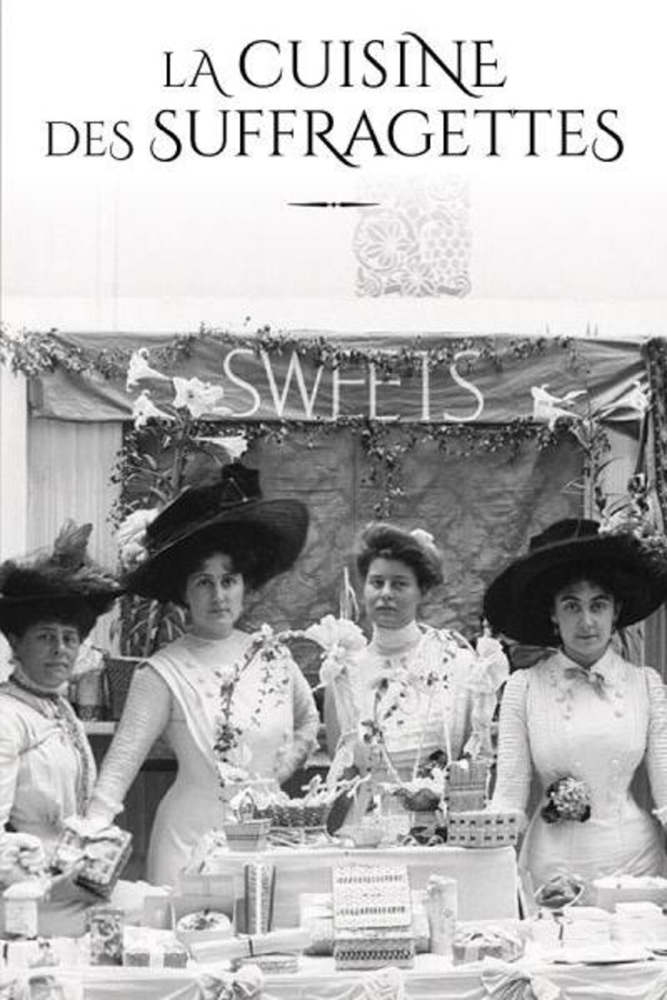 Couverture de livre montrant une photo en noir et blanc de quatre femmes portant des robes d'époque.