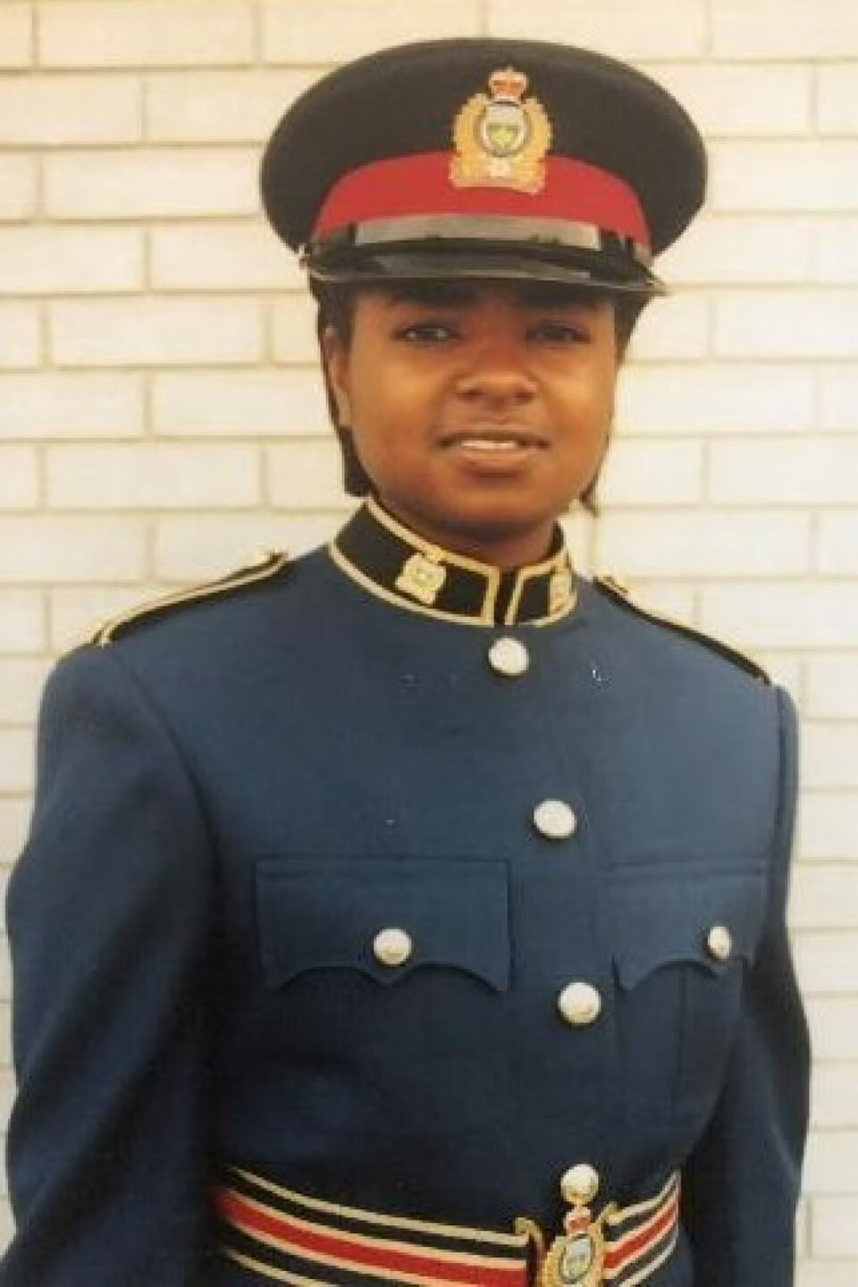 La policière en uniforme lorsqu'elle était jeune. 