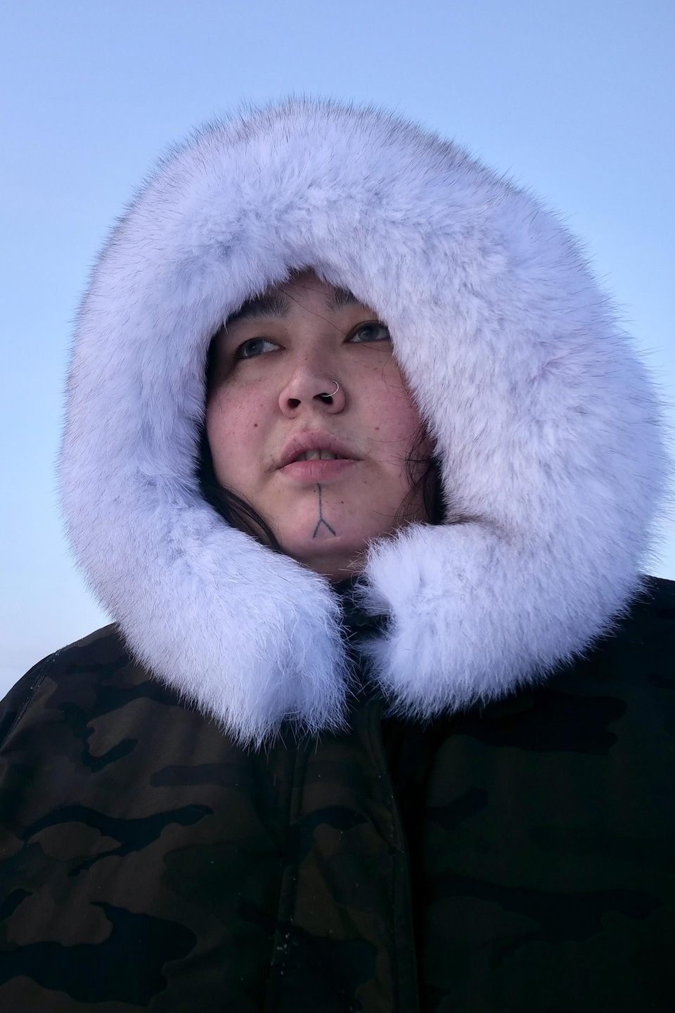Daphné-Anne Olepika dans un paysage arctique.