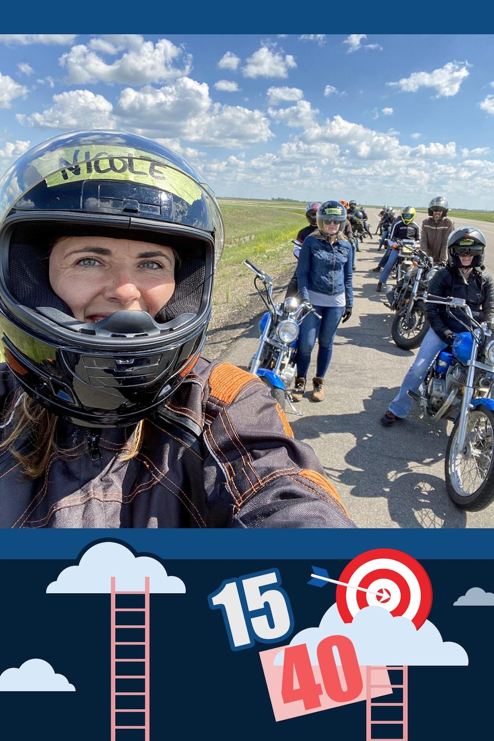 La Fureteuse fransaskoise prend un ego portrait assise sur sa moto avec un groupe de motocycliste derrière elle.