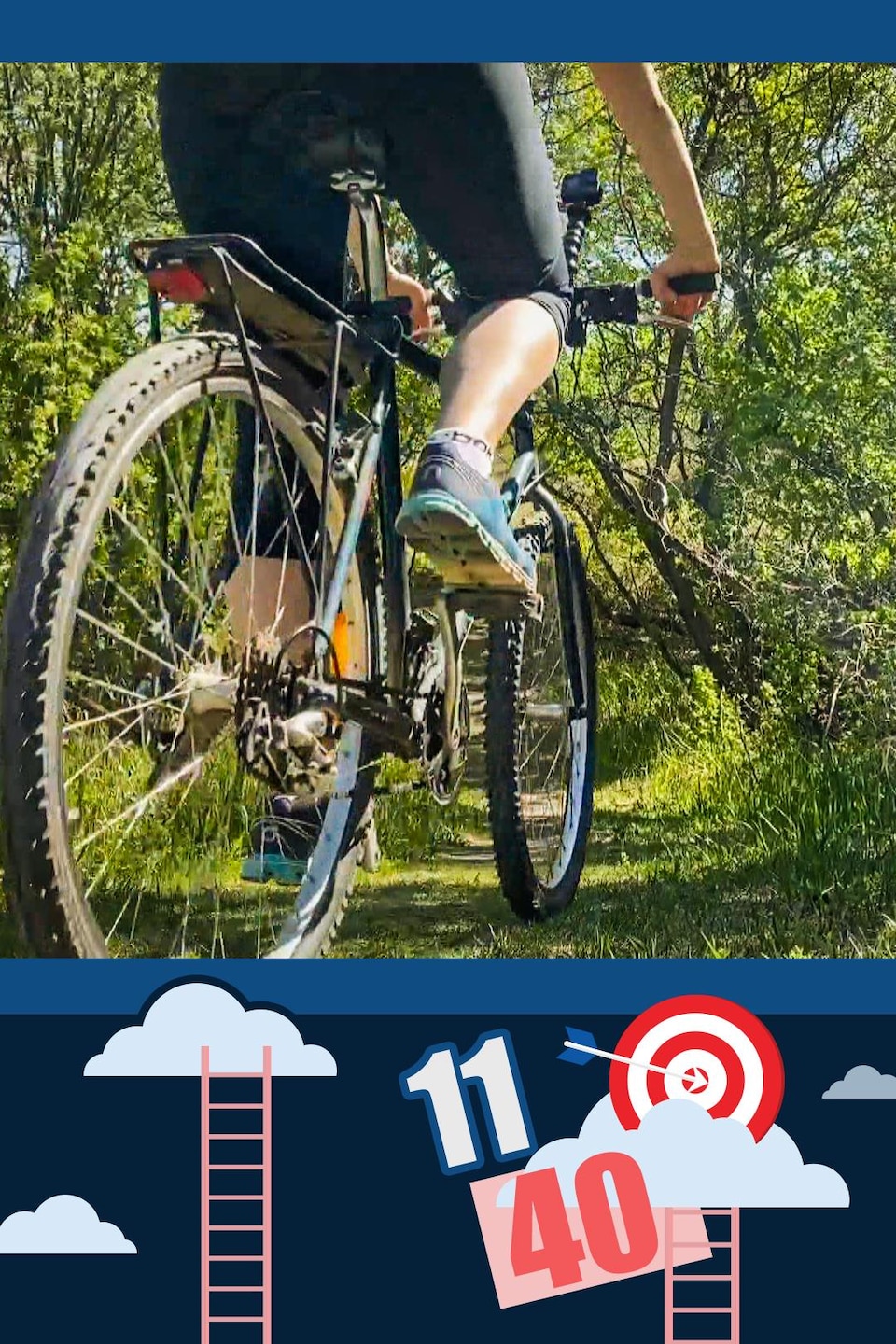 Une femme roule dans un sentier en forêt à l'aide d'un vélo de montagne.