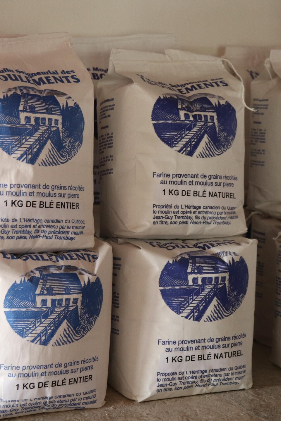 Des sacs de farine produite au moulin des Éboulements.