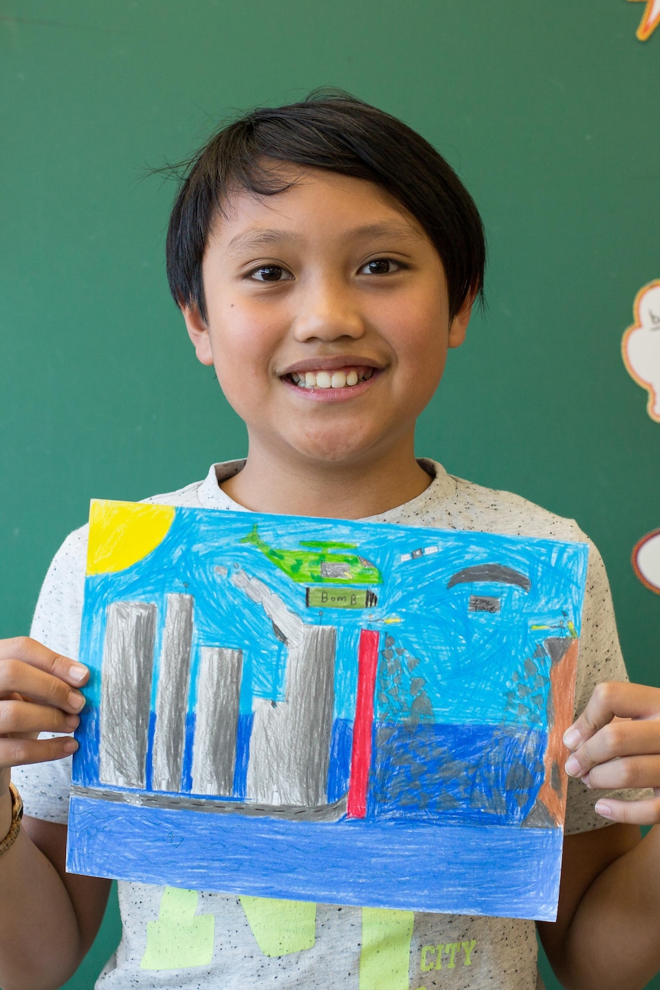 les enfants dessiner le planète Terre avec des crayons et feutre des stylos  sur album feuilles pour Terre journée à leur Accueil tableau. le concept de  protéger le environnement, paix sur Terre.