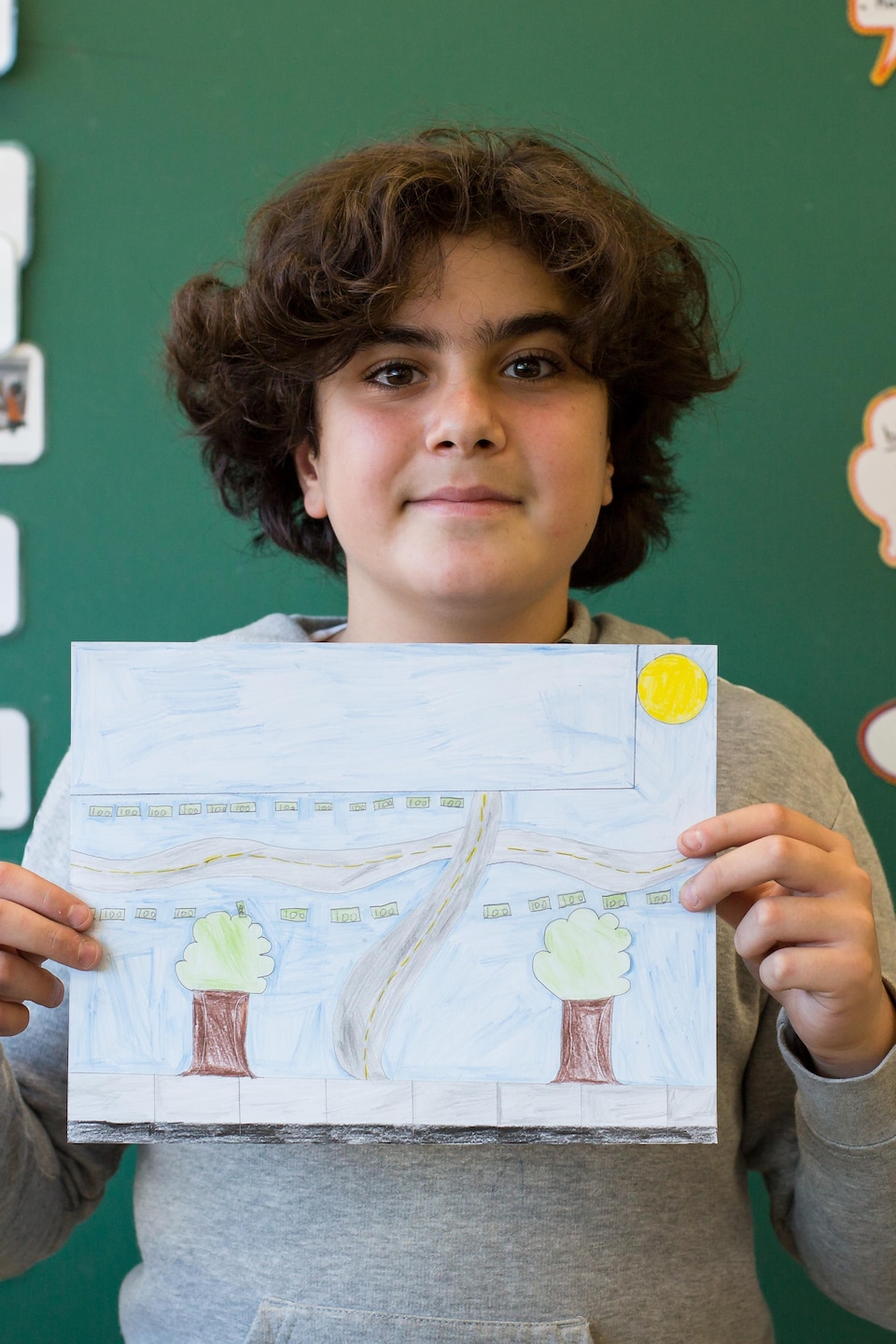 les enfants dessiner le planète Terre avec des crayons et feutre des stylos  sur album feuilles pour Terre journée à leur Accueil tableau. le concept de  protéger le environnement, paix sur Terre.