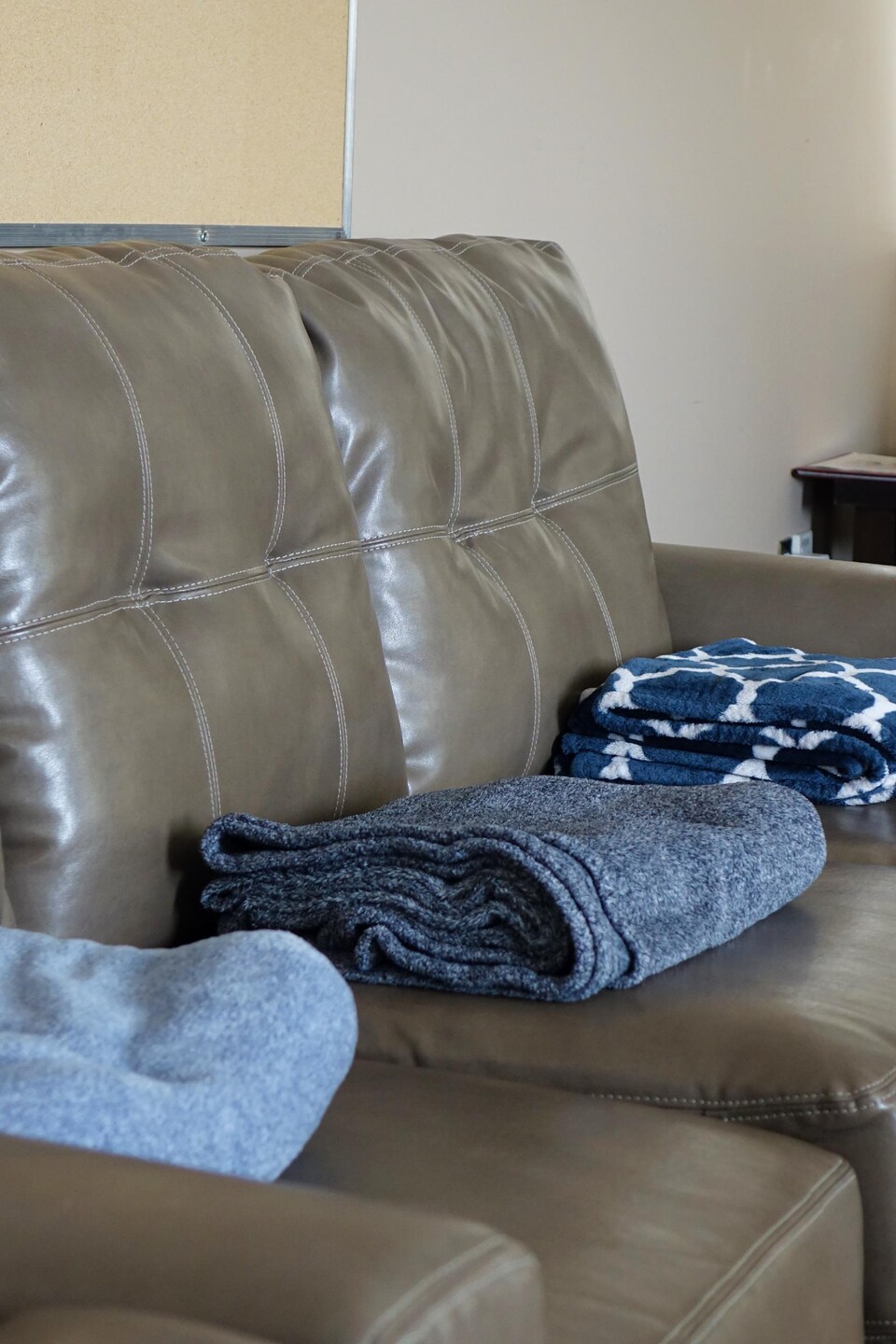 Un sofa sur lequel on a déposé des couvertures pour le confort des patientes.