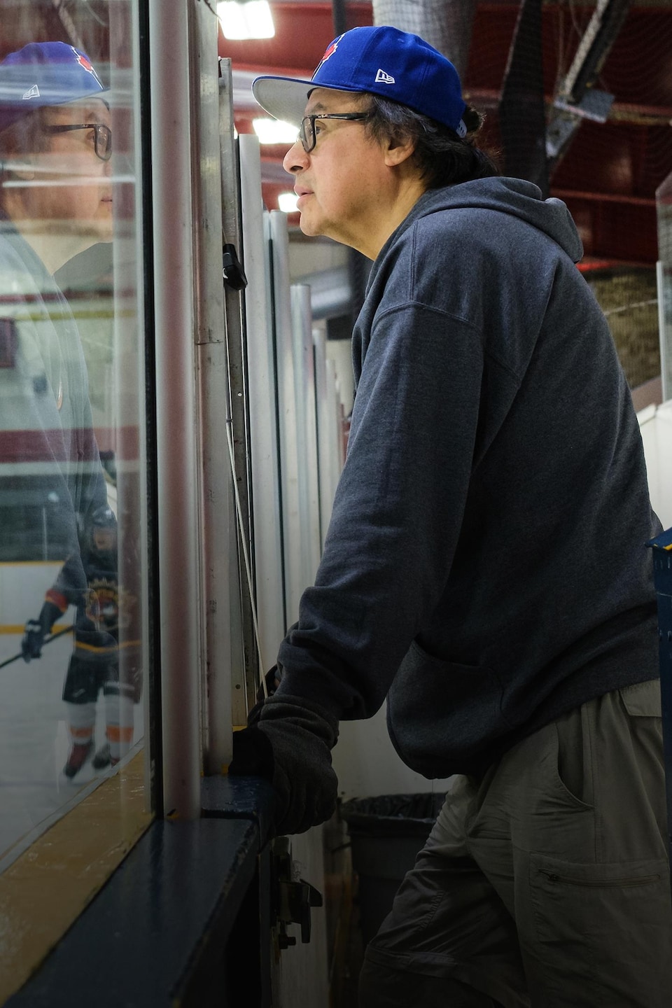 Doug Cheechoo près de la bande.