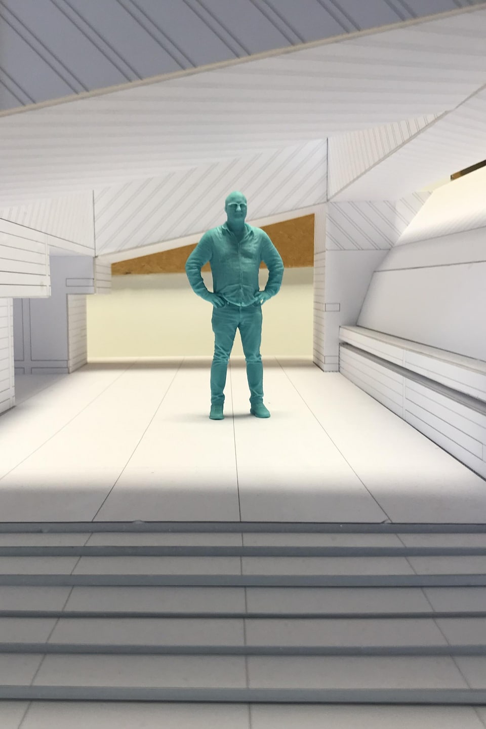 Un personnage en impression 3D se tient au milieu d'une maquette de décor confectionnée pour le film.