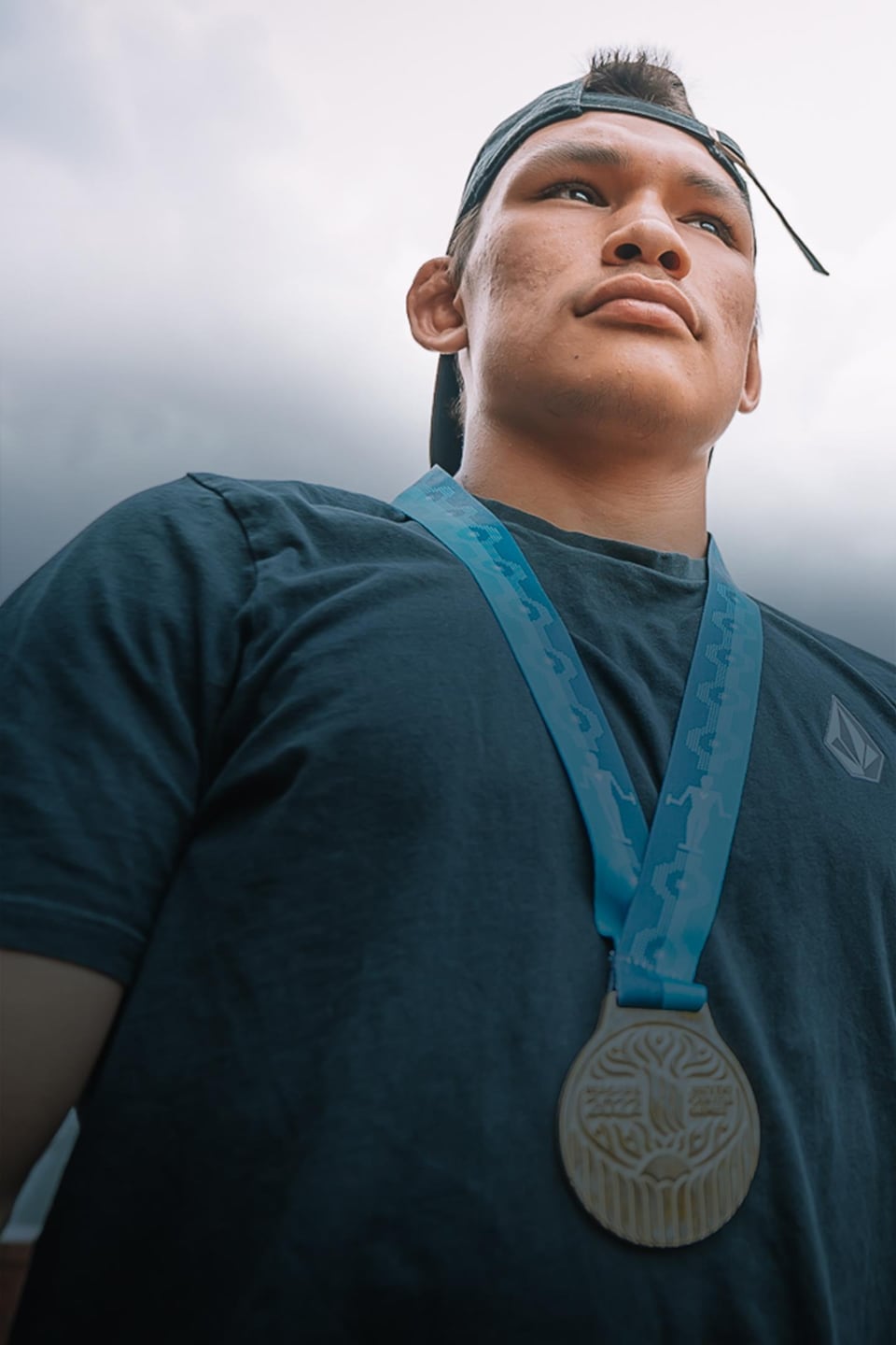 Portrait d'Eekeeluak Avalak avec sa médaille autour du coup, à Edmonton, en juin 2023.