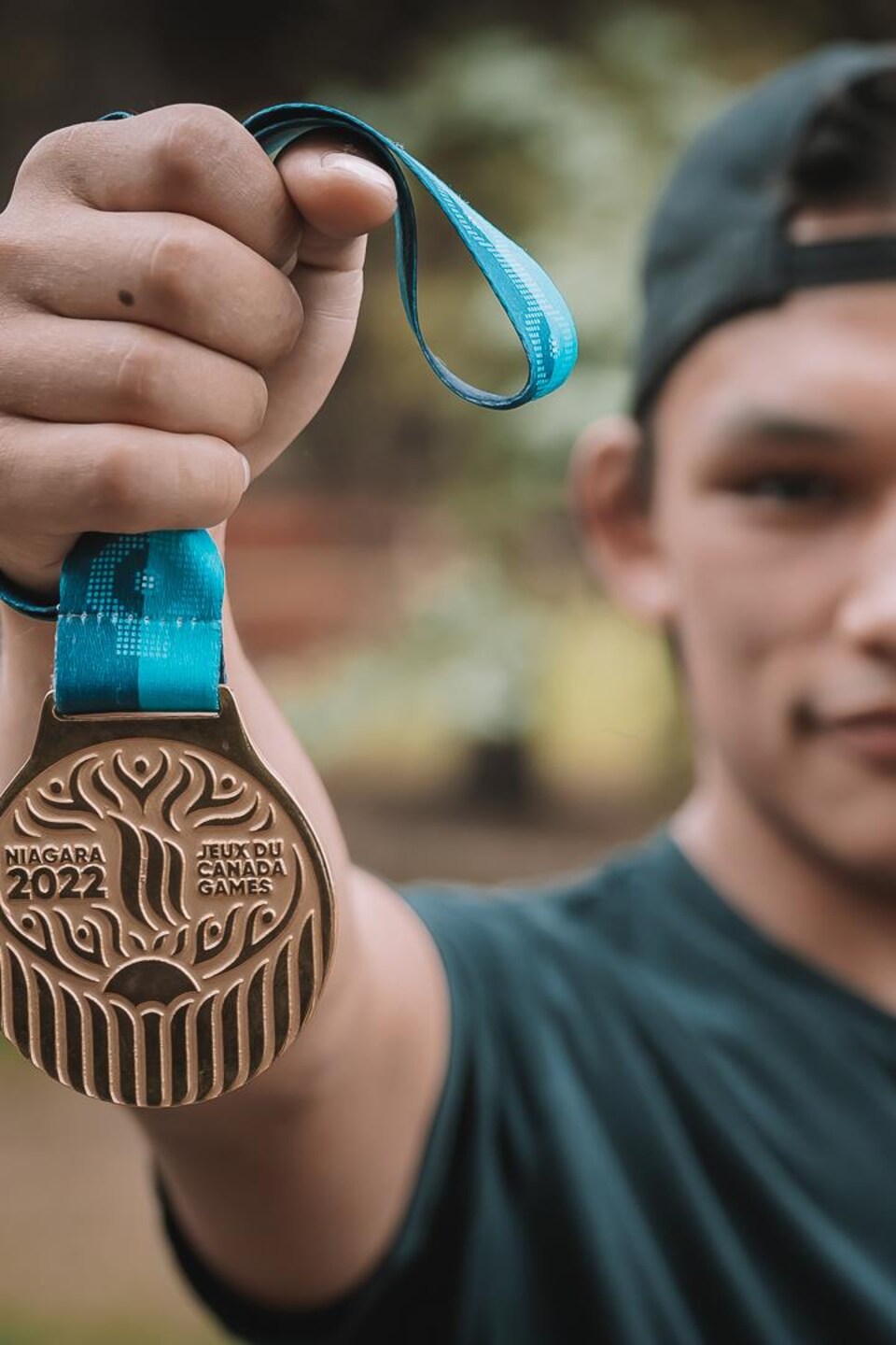 Eekeeluak Avalak, tenant fièrement sa médaille d’or des Jeux d’été du Canada, à Edmonton, en juin 2023.