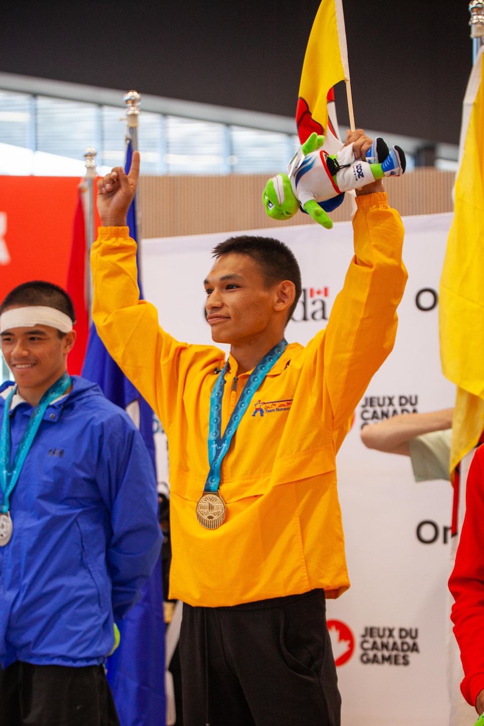 Eekeeluak Avalak avec sa médaille autour du cou, sur le podium, aux Jeux d’été du Canada, le 11 août 2022, dans la région de Niagara