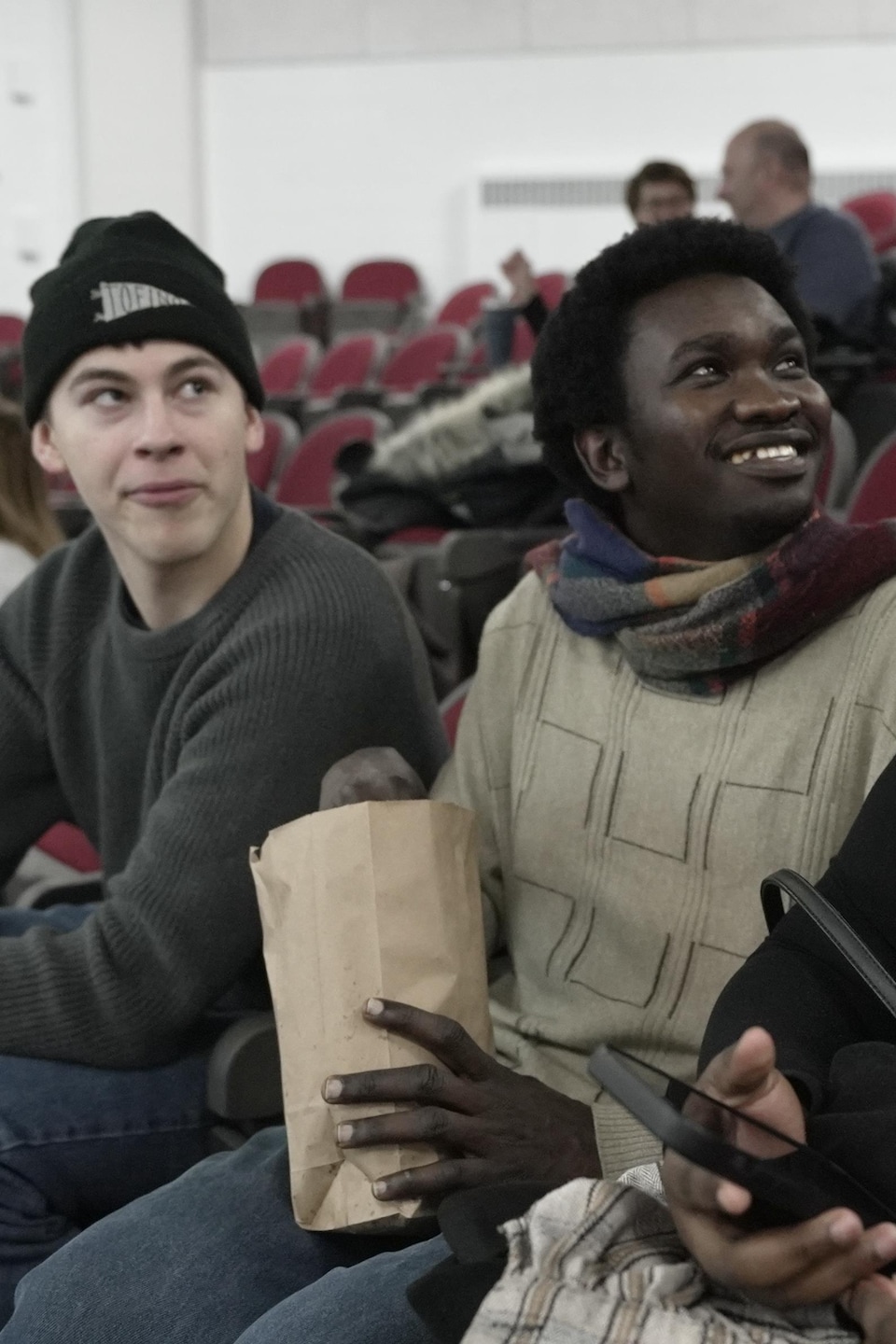 Patrice Villeneuve, Mouhamed Samba et Osnelle Sevi sourient au Ciné-Club.
