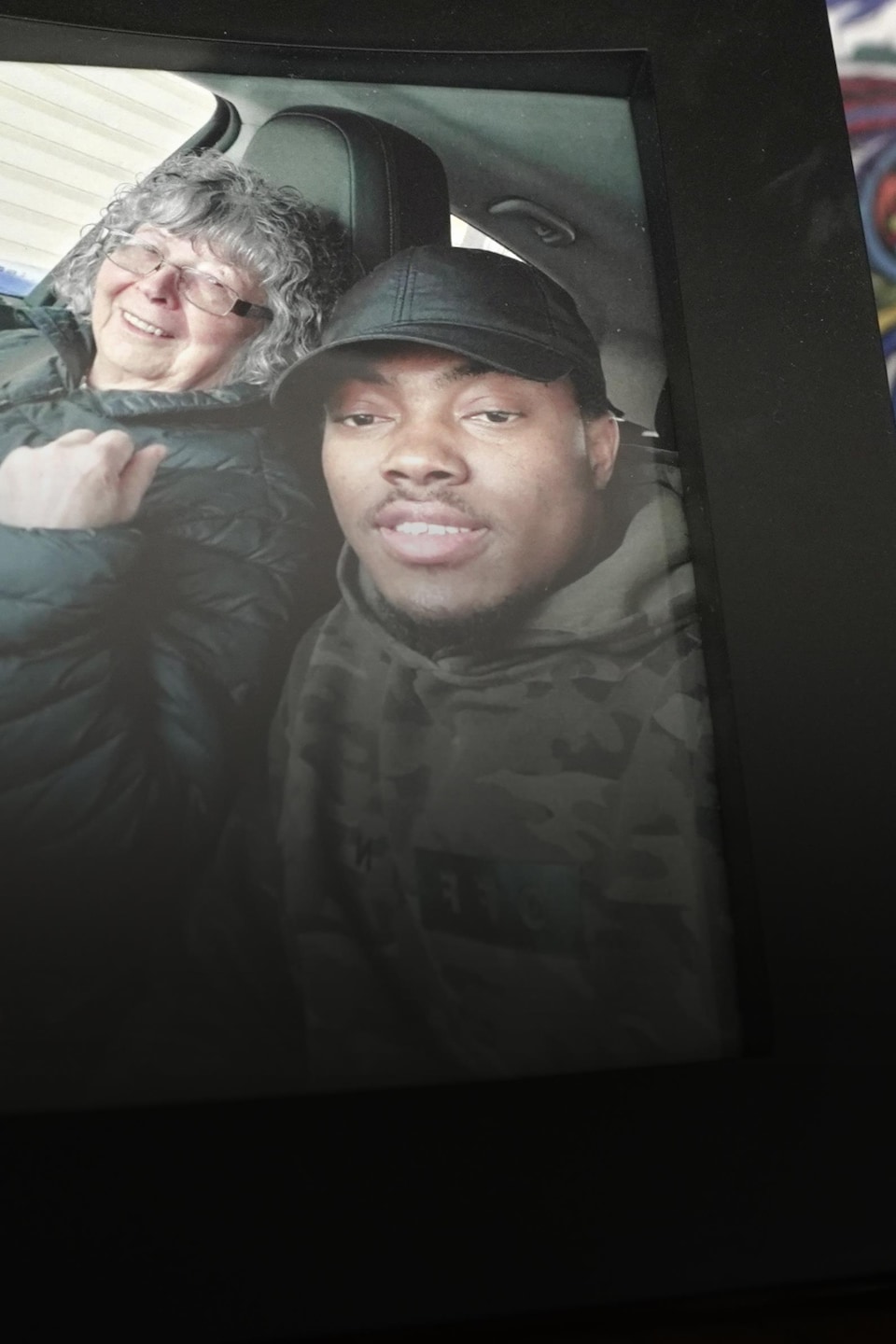 Une photograph  de Nicole et d'Edoh-Hans dans un cadre.