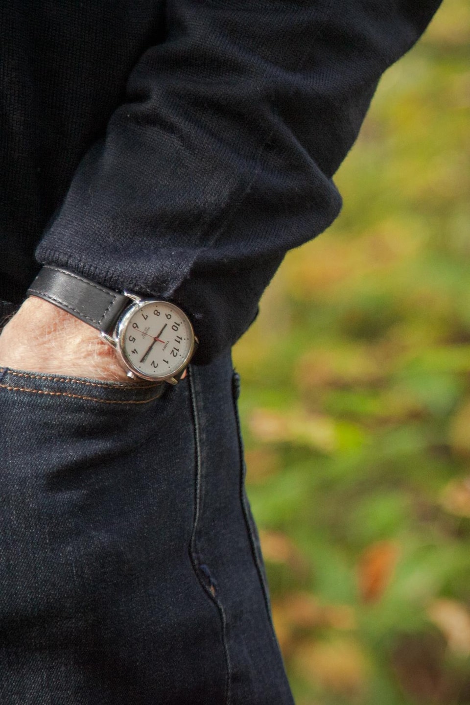Gros plan sur la montre de Jean Bédard et sa main plongée dans sa poche
