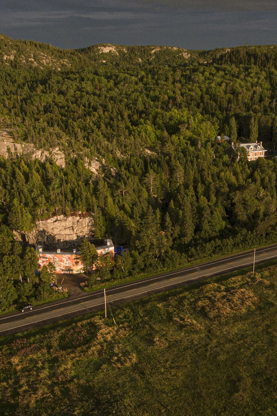 Le Cirque de la Pointe-Sèche vu de drône au coeur d'une forêt et la route en bordure. 