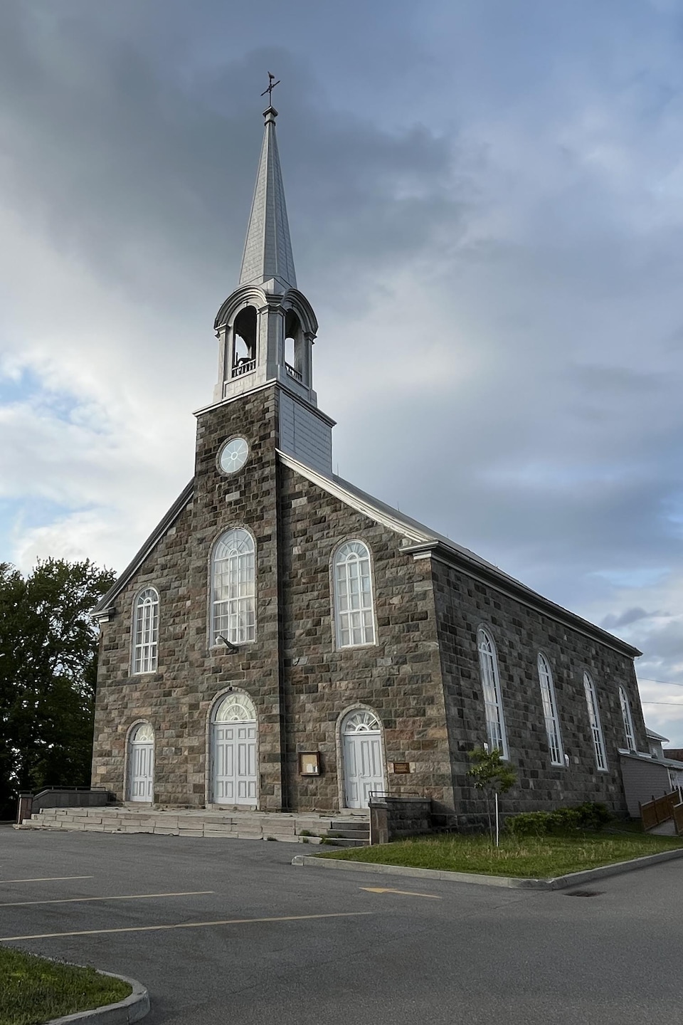 Une église en pierre taillée.