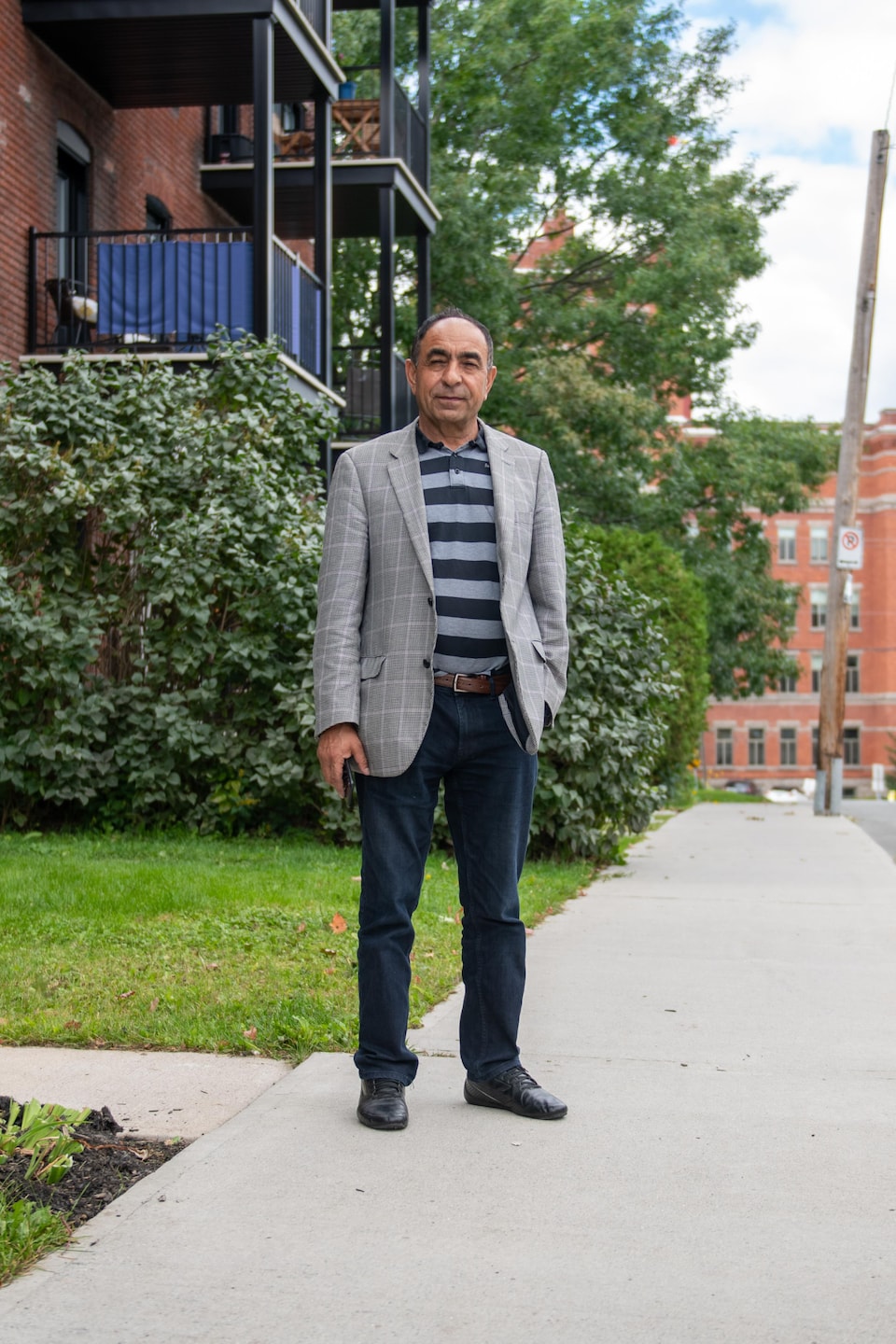 M. Habibi devant le Séminaire de Sherbrooke, rue Cathédrale. 