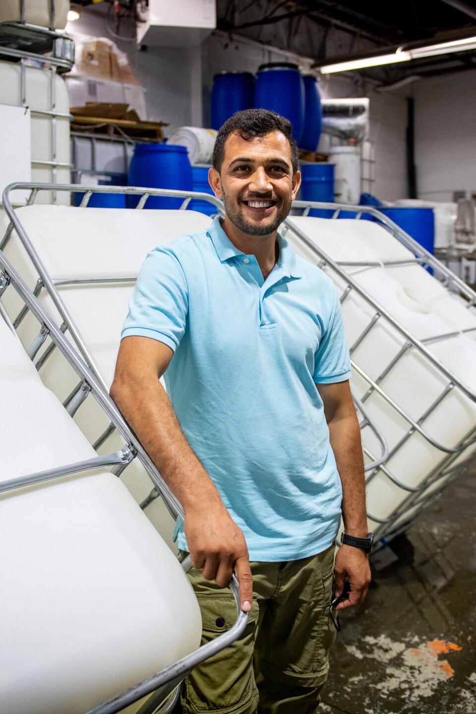 Maiwand Ahmadzai dans son entrepôt de réservoirs d'eau. 