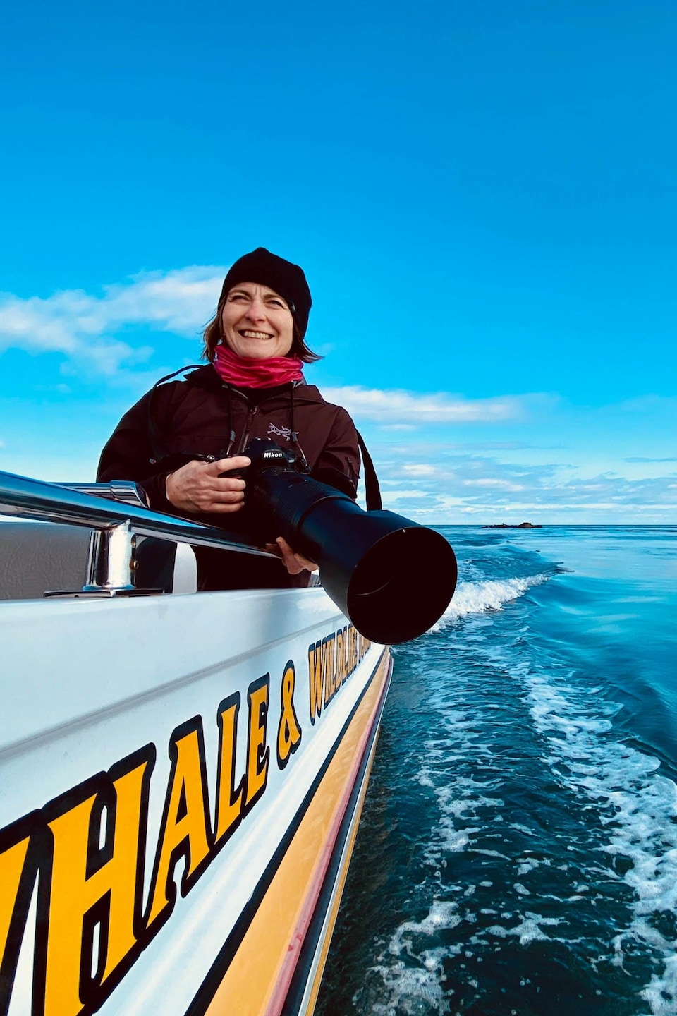 La photographe Isabelle Groc dans un bateau.