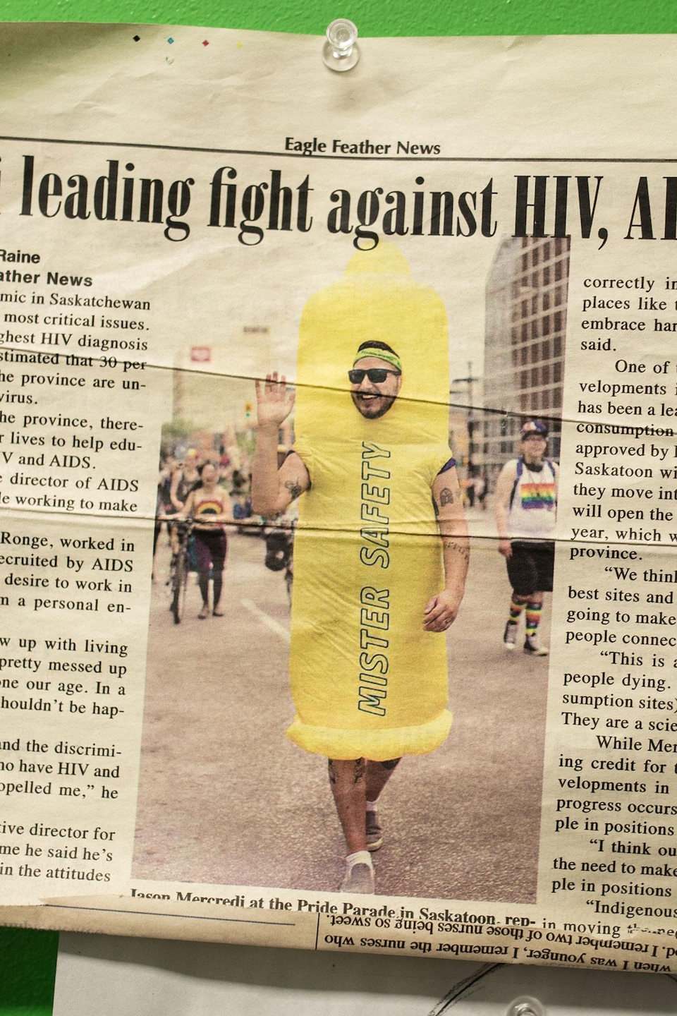 La page découpée d'un journal montrant un article au sujet du combat de Jason Mercredi contre le VIH.