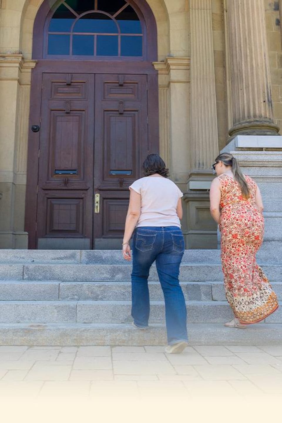 Caroline et Louise qui montent les escaliers de l'Assemblé législative à Fredericton.