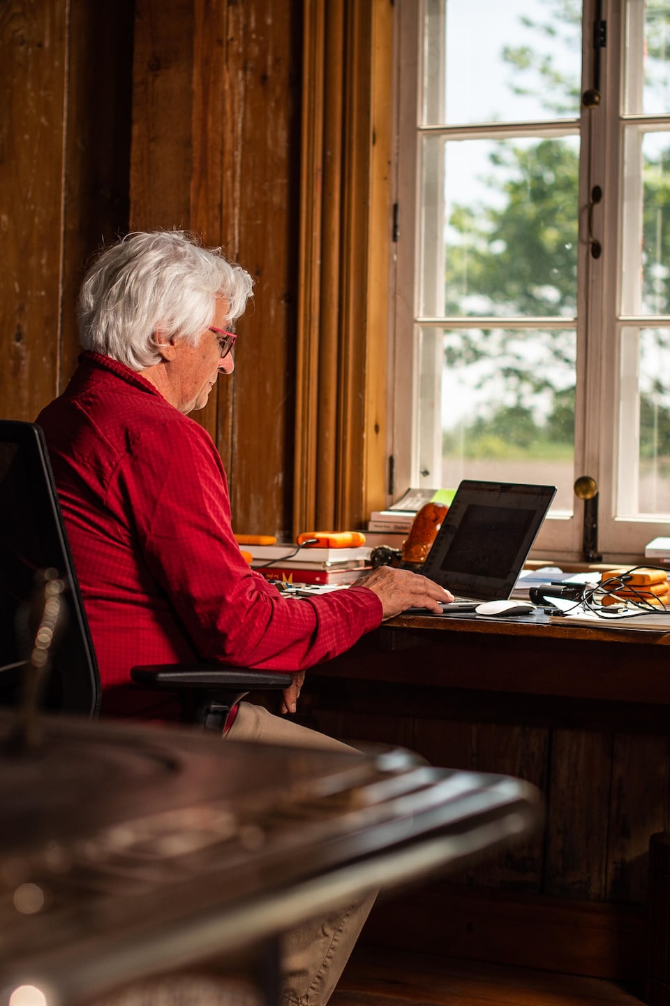 L'historien et photographe Pierre Lahoud est assis à son bureau de travail devant un ordinateur portable. 