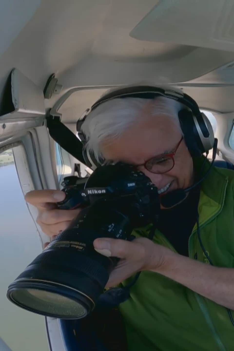 Pierre Lahoud prend des photos à coté du pilote dans le petit avion.