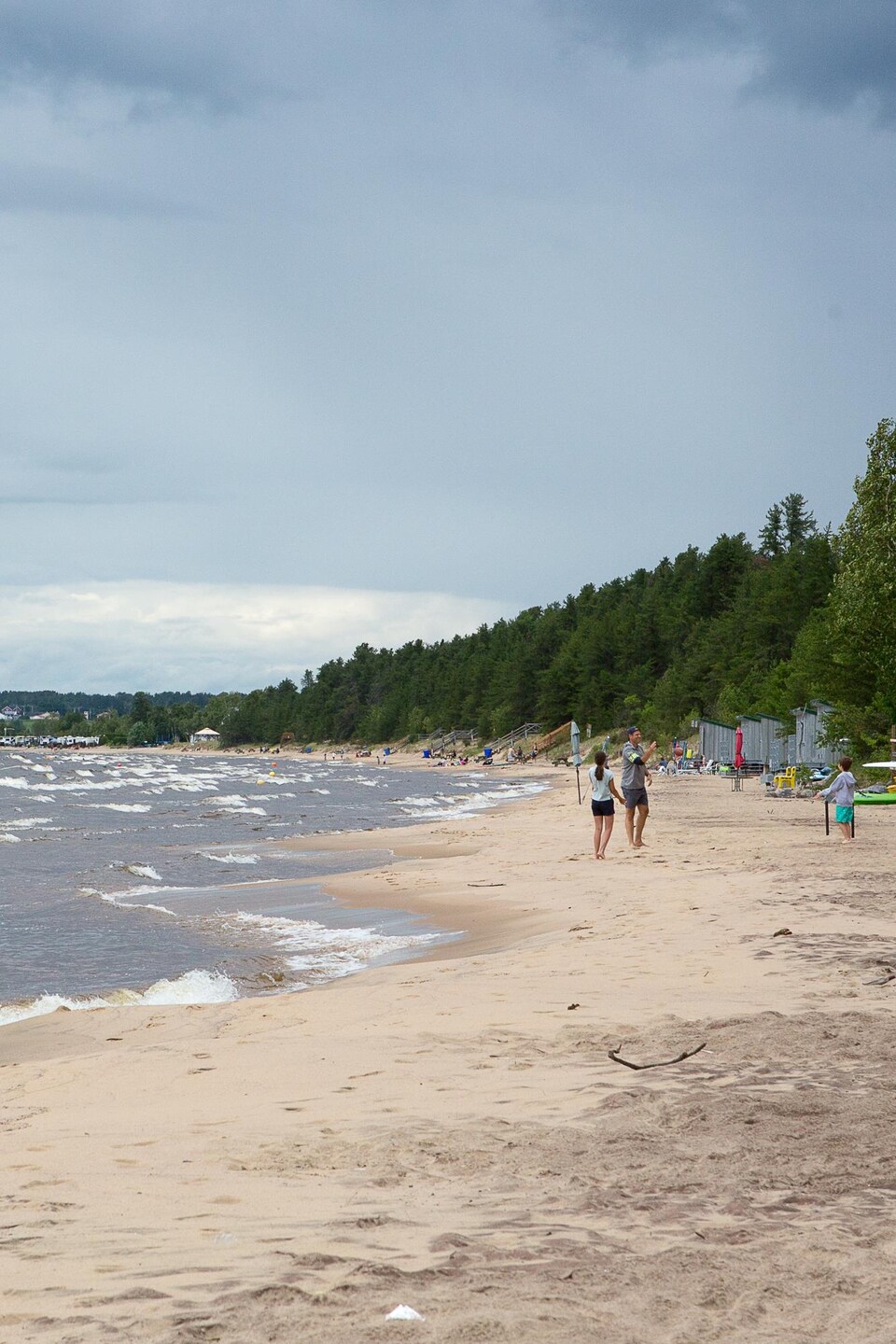 Une plage avec des gens