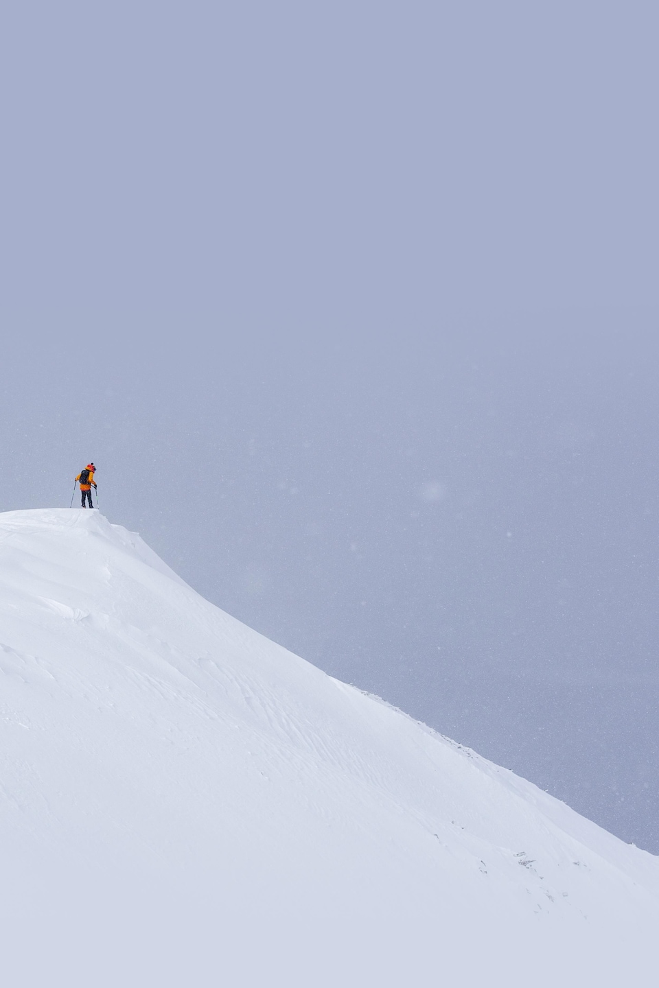 Un skieur alpin au sommet d'une montagne l'hiver