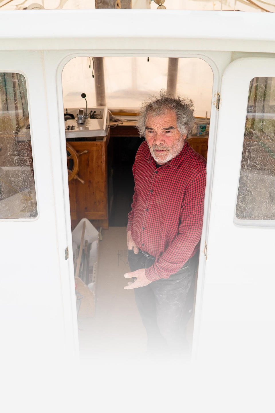 Daniel St-Pierre debout dans la cabine de son bateau. 