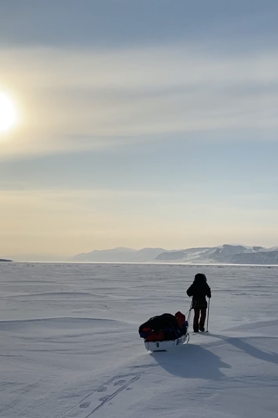Capture d'écran d'un vidéo dans laquelle on voit un des aventuriers marcher vers une plaine enneigée, avec des montagnes à l'horizon