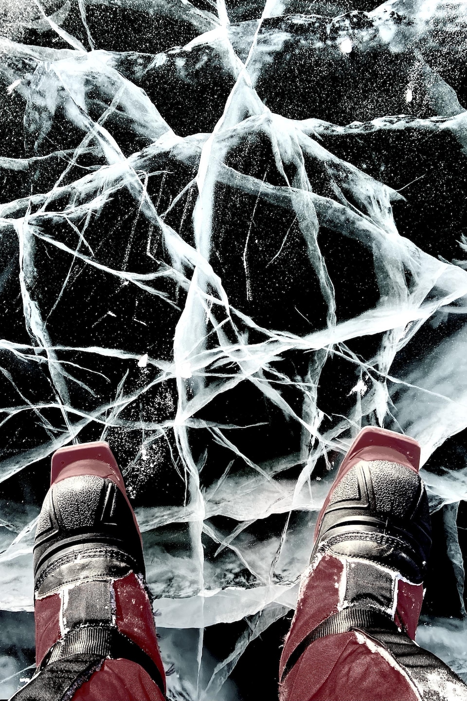 Photo prise par un des aventuriers de ses bottes sur de l'épaisse glace craquée.